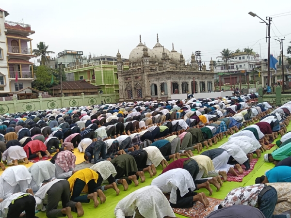 আগরতলায় ঈদের নামাজ আদায় আগরতলায় ঈদের নামাজ আদায়