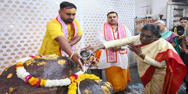 মথুরায় গোবর্ধন পর্বত পরিক্রমা রাষ্ট্রপতির, দেশের মঙ্গল কামনায় করলেন প্রার্থনা