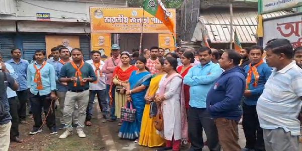 রেজিনগরে প্রার্থী বদলের দাবিতে ধুন্ধুমার, বহরমপুর জেলা কার্যালয়ে বিজেপি কর্মীদের বিক্ষোভ