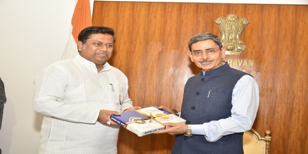 রাজভবনে রাজ্যপালের সঙ্গে বৈঠক সুকান্ত মজুমদারের, উপহারে ভীম নাগের মিষ্টি