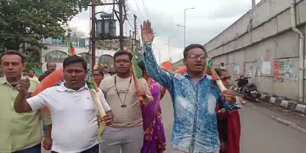 দশ বছরেও মেলেনি রাস্তার সংস্কার, বেহাল রাস্তায় ক্ষোভ উগরে দিলেন বাসিন্দারা