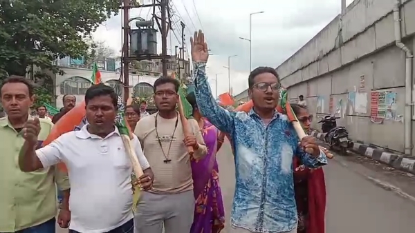 বিক্ষোভ স্থানীয়দের