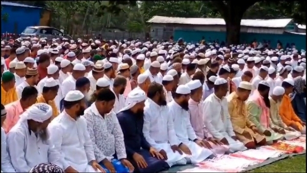 ঈদ-উল-ফিতরের নামাজ আদায় ঈদ-উল-ফিতরের নামাজ আদায়