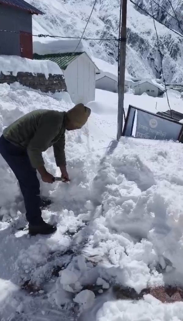 ভারী তুষারপাতের মাঝেও কেদারনাথে কড়া নিরাপত্তা, শূন্যের নীচে তাপমাত্রাতেও সতর্ক জওয়ানরা