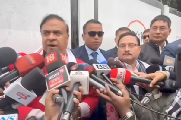 সাংবাদিকদের সঙ্গে কথা বলছেন হিমন্তবিশ্ব শর্মা। রয়েছেন দিলীপ শইকিয়া ও প্রদান বরুয়া