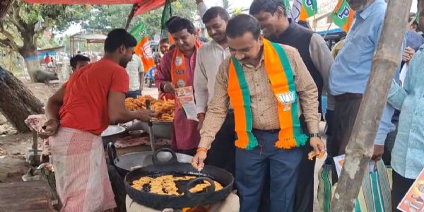 (আপডেট) রন্ধনশিল্পকে প্রচারের হাতিয়ার করলেন দুই প্রার্থী