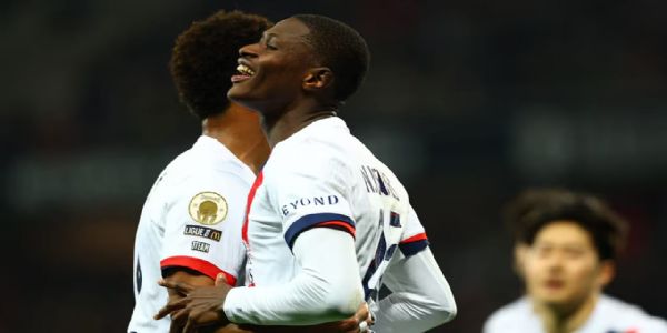 লিগ ওয়ানে আবারও শীর্ষে উঠে এল পিএসজি,  জয়ের নায়ক নুনো মেন্দেস