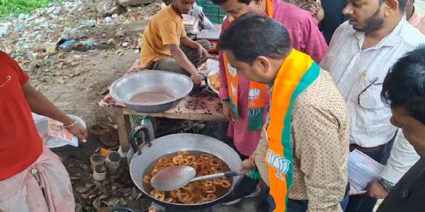 জিলিপি ভেজে ও রান্না করে প্রচারে চমক মানিকচকের বিজেপি প্রার্থীর