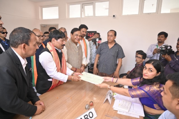 মুখ্যমন্ত্রী হিমন্তবিশ্ব শর্মাকে সঙ্গে নিয়ে মনোনয়ন পেশ করছেন শরিক অগপ-প্রার্থী অতুল বরা