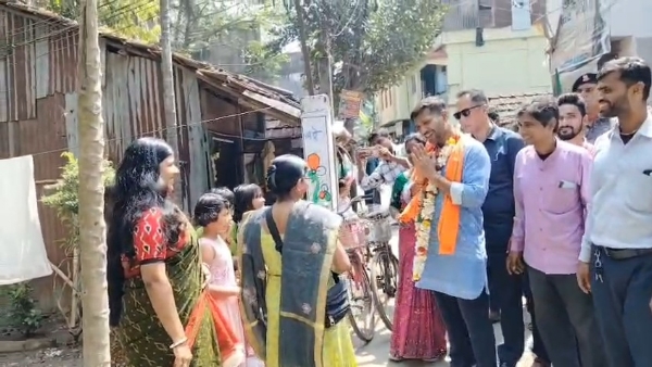 নির্বাচনী প্রচারে অশোক দিন্দা