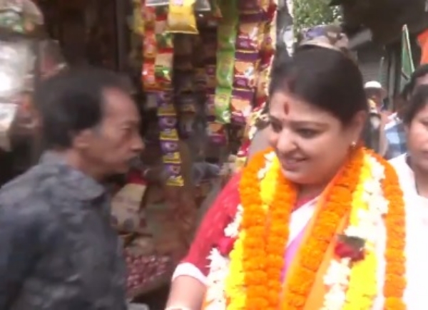 এন্টালিতে জোরকদমে প্রচারে নামলেন প্রিয়াঙ্কা টিব্রেওয়াল এন্টালিতে জোরকদমে প্রচারে নামলেন প্রিয়াঙ্কা টিব্রেওয়াল