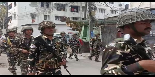 শিলিগুড়িতে কেন্দ্রীয় বাহিনীর রুট মার্চে পুলিশ কমিশনার ও জেলাশাসক