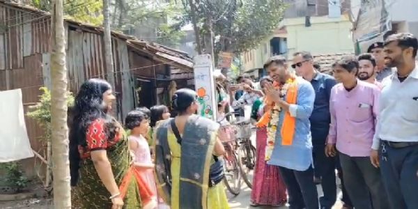 ভোট প্রচারে গিয়ে মানুষের ক্ষোভের মুখে ময়নার বিজেপি প্রার্থী অশোক দিন্দা