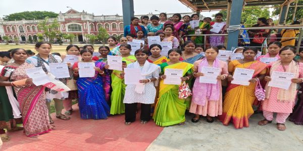 অস্থায়ী চাকরি ও কম মাইনে নিয়ে এসপিও জওয়ানদের সহধর্মিনীদের বিক্ষোভ আগরতলায়