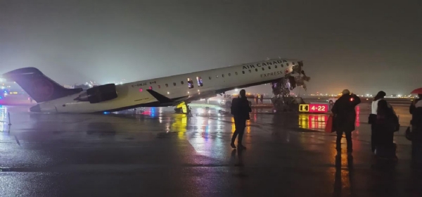 নিউ ইয়র্কে রানওয়েতে দমকলের গাড়িতে ধাক্কা বিমানের