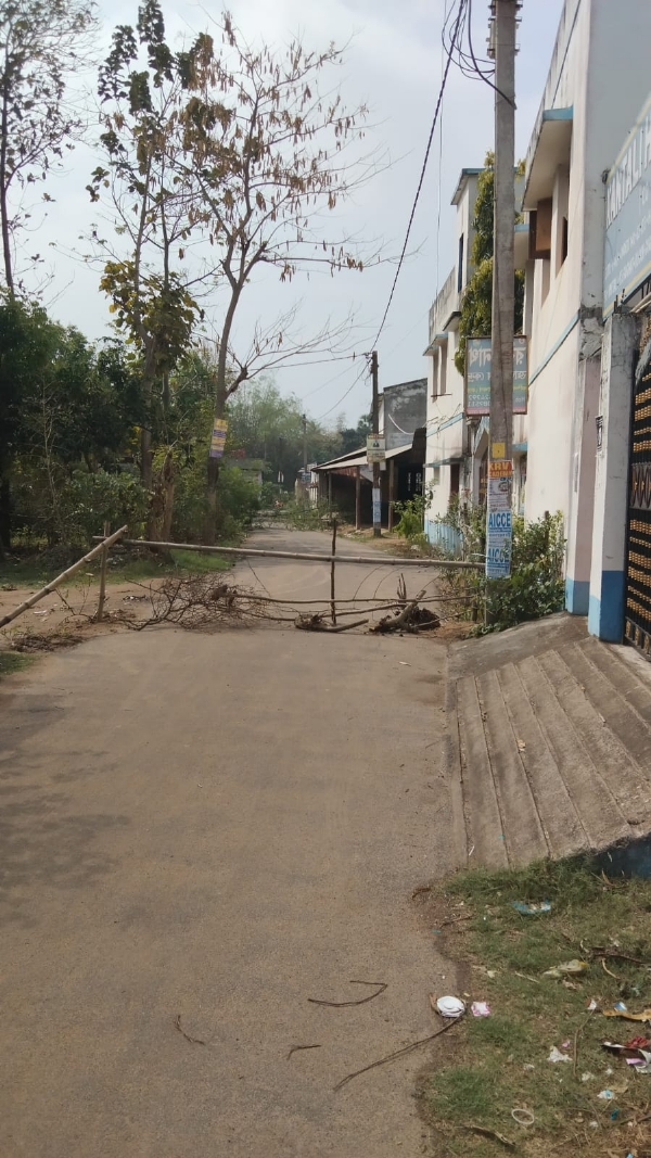 স্কুলের সামনের রাস্তা বন্ধ