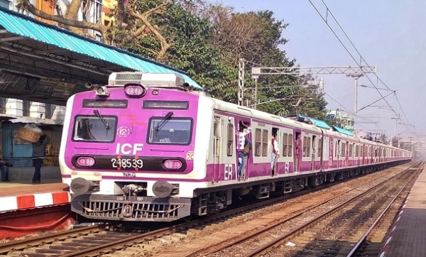 শিয়ালদহ মেইন শাখায় ট্রেন চলাচল ব্যাহত, চরম দুর্ভোগে যাত্রীরা শিয়ালদহ মেইন শাখায় ট্রেন চলাচল ব্যাহত, চরম দুর্ভোগে যাত্রীরা