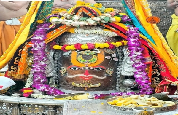 ভস্ম আরতিতে রাজাধিরাজ রূপে সজ্জিত মহাকাল, উজ্জয়িনীতে ভোর থেকেই ভক্তদের ভিড়