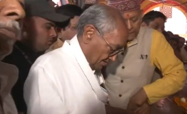 অযোধ্যার হনুমান গড়ি মন্দির দর্শন ও পূজার্চনা দ্বিগ্বিজয় সিংয়ের