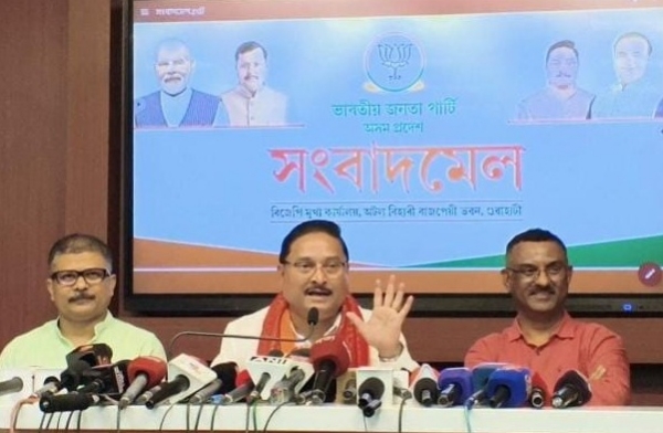 অটলবিহারী   বাজপেয়ী ভবনে সাংবাদিক সম্মেলনে বক্তব্য পেশ করছেন দিলীপ শইকিয়া