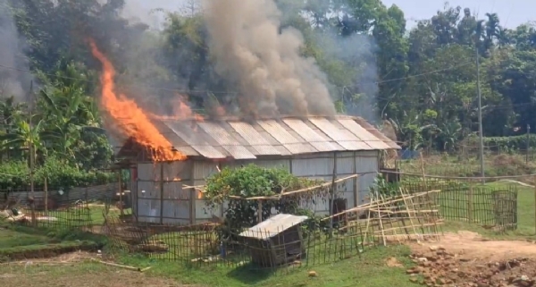 বাড়িতে অগ্নিসংযোগ