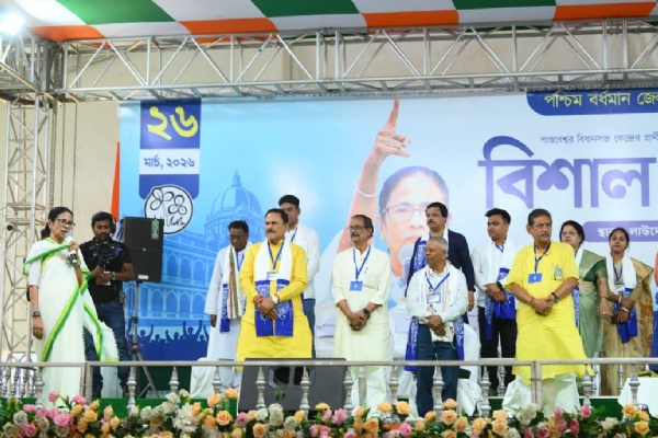 মুখ্যমন্ত্রীর একজোড়া নির্বাচনী জনসভার দৃশ্য