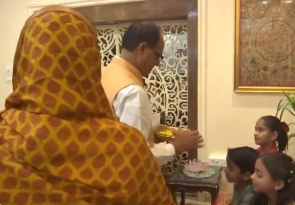 চৈত্র নবরাত্রির অষ্টমীতে কন্যা পুজো করলেন শিবরাজ চৌহান