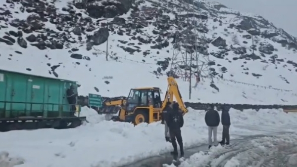 ভারী তুষারপাত হয়েই চলেছে সিকিমে, জোর তৎপরতায় চলছে বরফ সরানোর কাজ