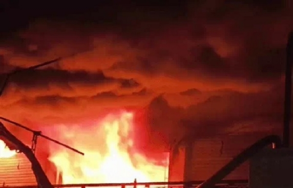 বারমেরে একটি পোশাকের বিপনীতে অগ্নিকান্ড,বিপুল পরিমান অর্থের ক্ষতি