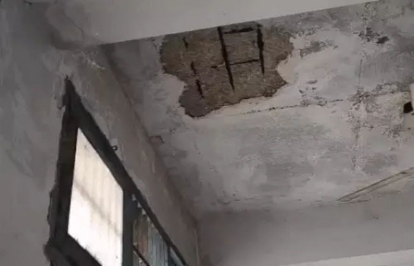 পরীক্ষার মাঝে খসে পড়ল শ্রেণিকক্ষের ছাদের চাঙড় ,আতঙ্কে পড়ুয়ারা পরীক্ষার মাঝে খসে পড়ল শ্রেণিকক্ষের ছাদের চাঙড় ,আতঙ্কে পড়ুয়ারা