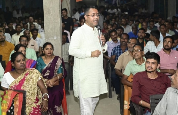 সভায় বিজেপি-প্রার্থী কৃষ্ণেন্দু পাল