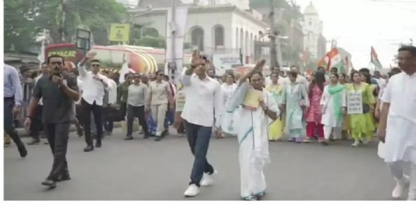 পূরক ভোটার তালিকা নিয়ে মমতা বন্দ্যোপাধ্যায়ের প্রশ্ন, নির্বাচন কমিশনের কাছে স্বচ্ছতার দাবি