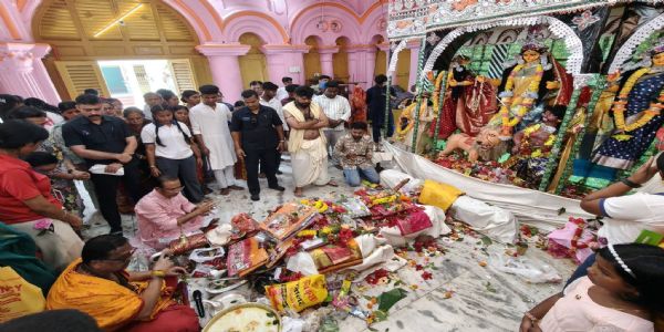 দুর্গাবাড়িতে বাসন্তী পূজায় অঞ্জলি দিয়ে ঐক্যের আহ্বান সাংসদ রাজীবের