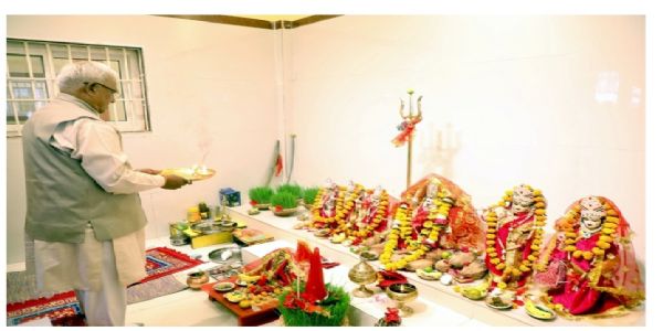 রামনবমীতে লোকভবন মন্দিরে পুজো দিলেন রাজ্যপাল প্যাটেল, করলেন কন্যা-পূজন