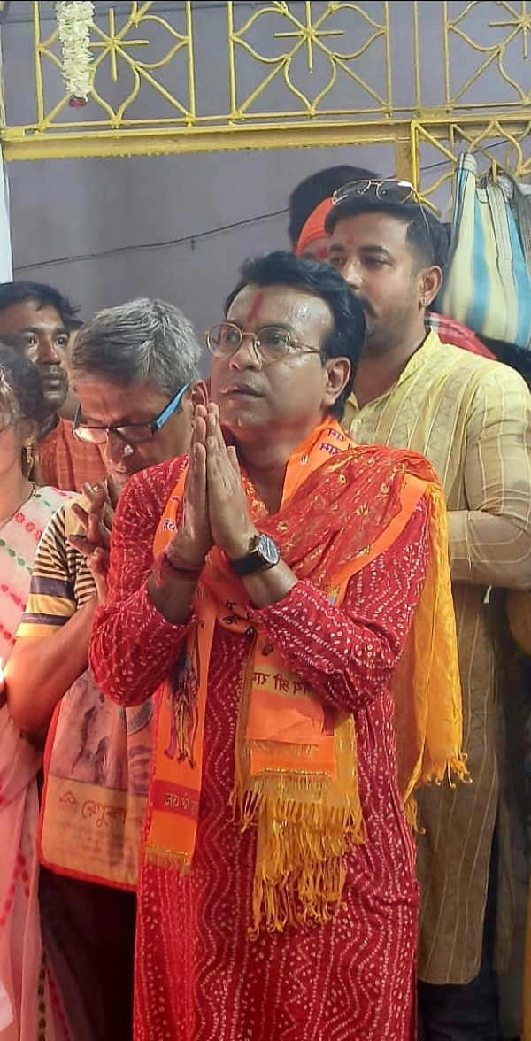 শিবপুর কেন্দ্রের প্রার্থীদের পুজো পাঠ পর্বের দৃশ্য