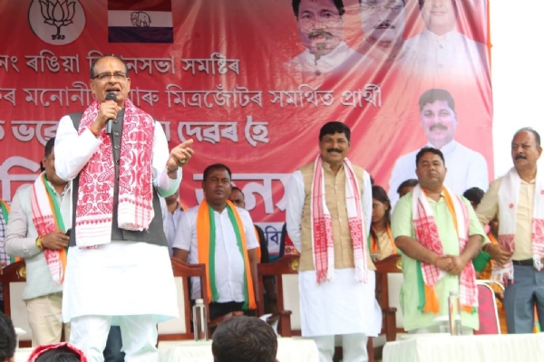 রঙিয়ায় বিশাল জনসভায় ভাষণ দিচ্ছেন শিবরাজ সিং চৌহান