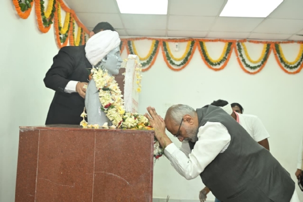 উলিহাতুতে বিরসা মুন্ডাকে শ্রদ্ধা নিবেদন উপরাষ্ট্রপতির