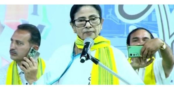 বিজেপিকে সুবিধা করে দিতেই আধিকারিকদের বদলি করছে নির্বাচন কমিশন : মমতা বন্দ্যোপাধ্যায়