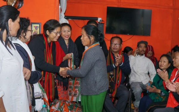 ভোট প্রচারে কংগ্রেস প্রার্থী নন্দিতা গার্লোসা ভোট প্রচারে কংগ্রেস প্রার্থী নন্দিতা গার্লোসা