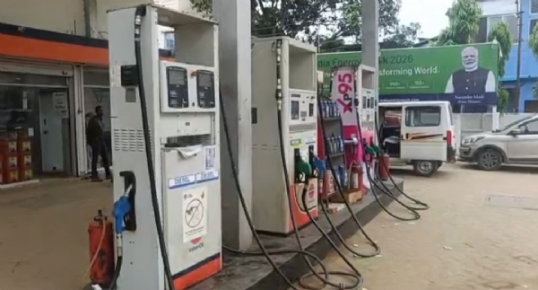 পেট্রোল পাম্পে প্রশাসনের অভিযান পেট্রোল পাম্পে প্রশাসনের অভিযান