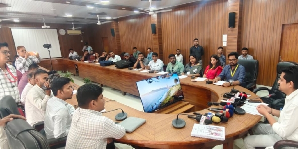 সাংবাদিক সম্মেলনে জেলা নির্বাচন আধিকারিক তথা জেলাশাসক অভিষেক জৈন