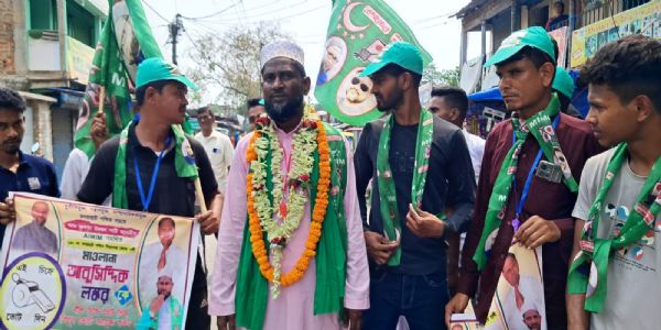 নির্বাচনী প্রচারে আম জনতা উন্নয়ন পার্টির প্রার্থী মাওলানা আবু সিদ্দিক লস্কর