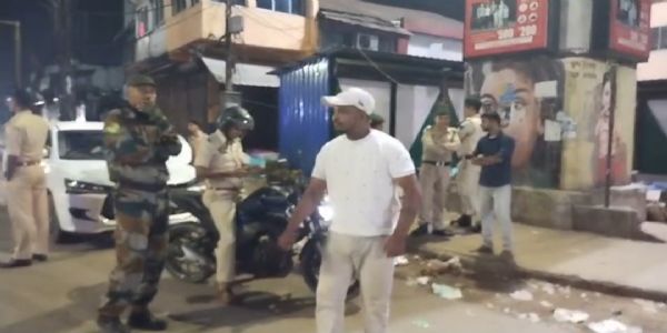 পুলিশকে উপেক্ষা করে এনজিও-র ‘অভিযান’, বটতলায় উত্তপ্ত পরিস্থিতি