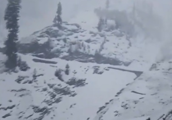 কাশ্মীরে ফের তুষারপাত, বরফের চাদরে ঢাকা পড়ল পাহাড় ও রাস্তাঘাট কাশ্মীরে ফের তুষারপাত, বরফের চাদরে ঢাকা পড়ল পাহাড় ও রাস্তাঘাট