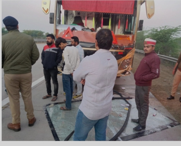 যমুনা এক্সপ্রেসওয়েতে বাস ও কারের সংঘর্ষ