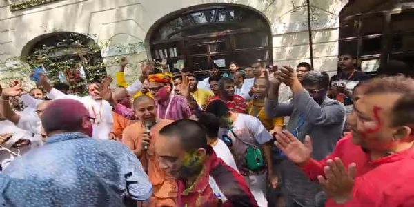 অ্যালবার্ট রোডের ইসকন মন্দিরে সাড়ম্বরে দোল পূর্ণিমা উদযাপন