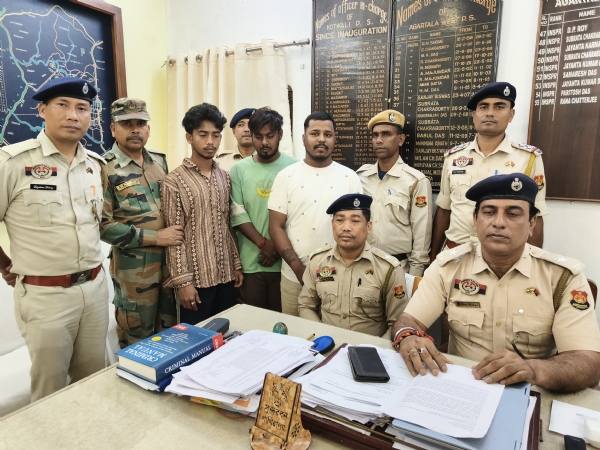 তিন যুবক গ্রেফতার