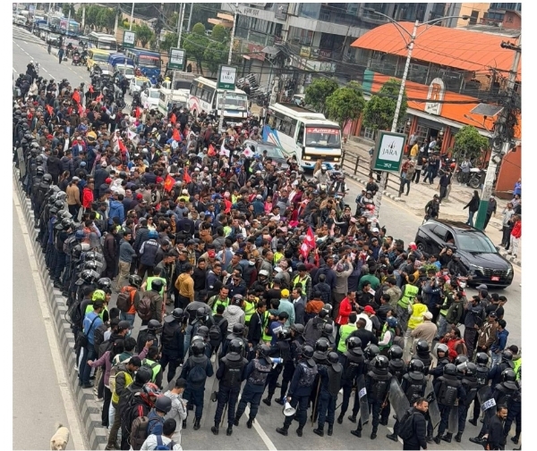 কর্মী ও সমর্থকদের বিক্ষোভ