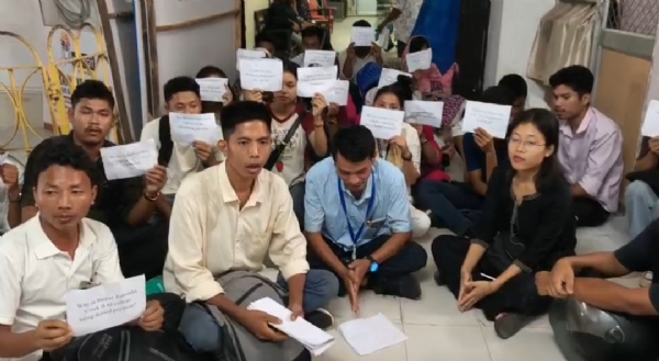 ছাত্র-ছাত্রীদের ধর্না