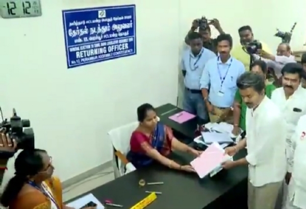 মনোনয়নপত্র জমা দিলেন টিভিকে বিজয়